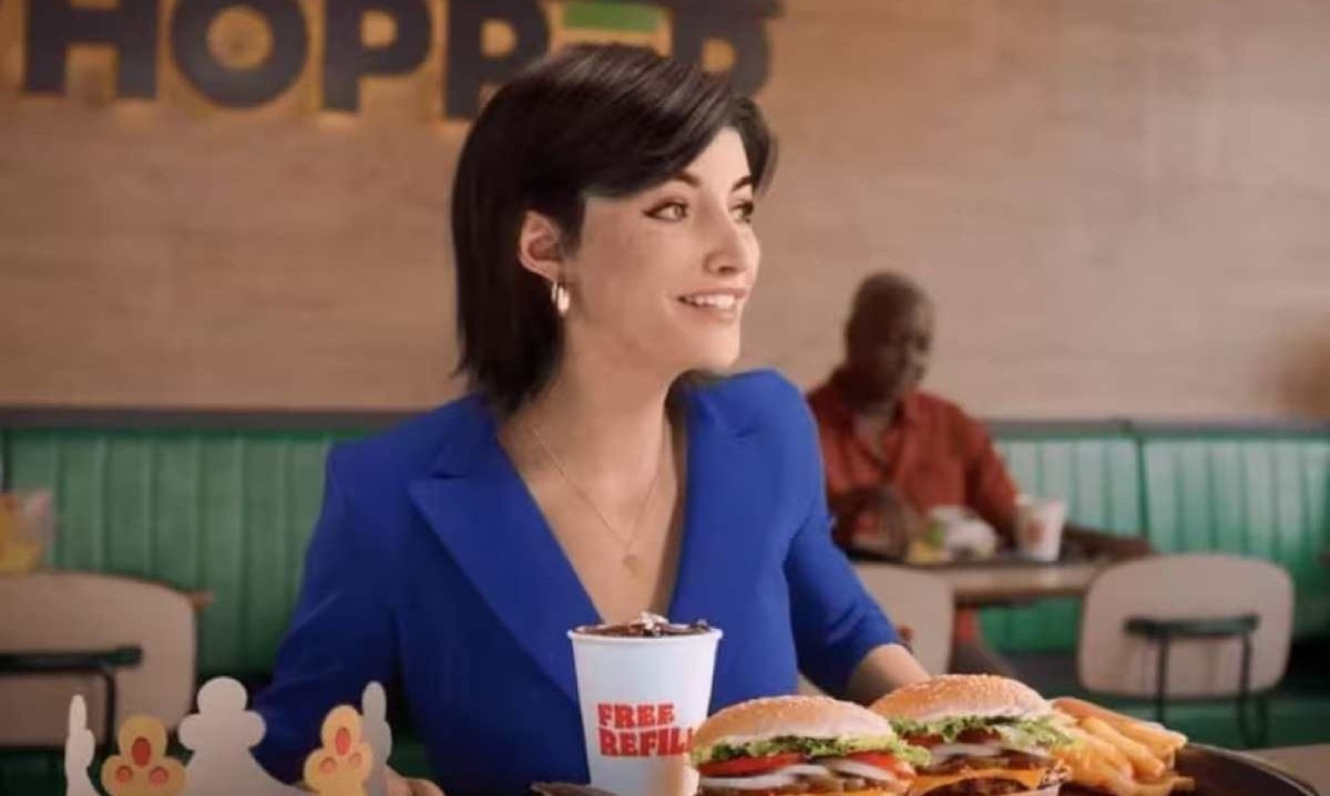 Burger King lança campanha com Lu, do Magalu, na promoção de 2 Whopper por R$ 25 -  (crédito: Divulgação/Burguer King e Magazine Luiza)