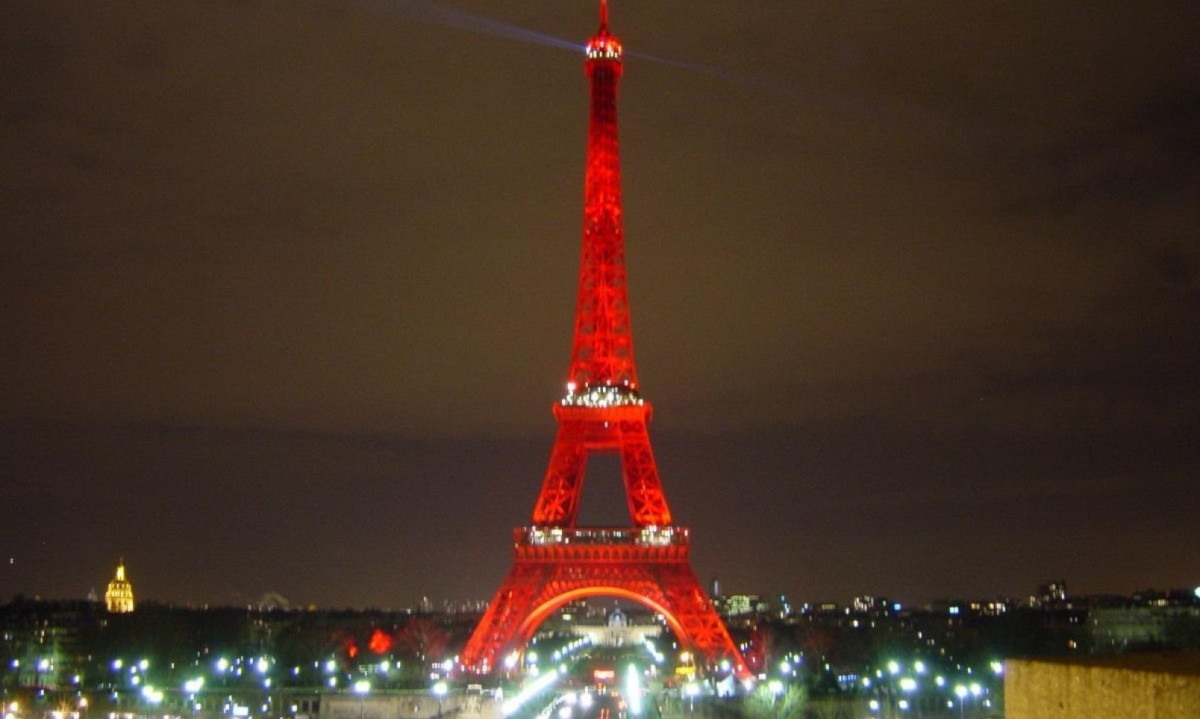 Iluminação especial para a Torre Eiffel para celebrar o Ano Novo Chinês, o Ano Chinês na França e a visita do Presidente Chinês Hu Jintao em Paris, em 2004 -  (crédito: Zedwarf/Flickr)