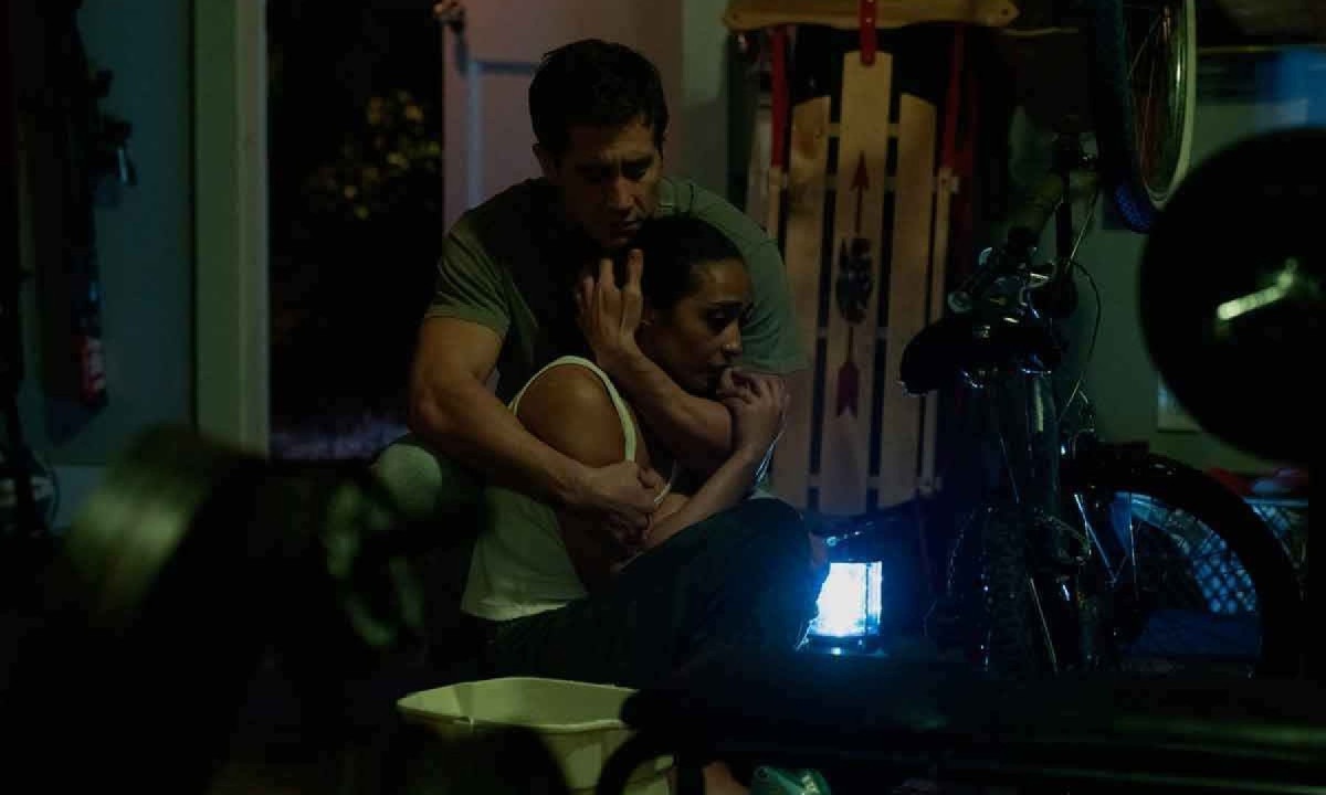 Jake Gyllenhaal e Ruth Negga vivem o casal chacoalhado pela morte violenta da amante dele, na série do Apple TV+ -  (crédito: APPLE/DIVULGAÇÃO)