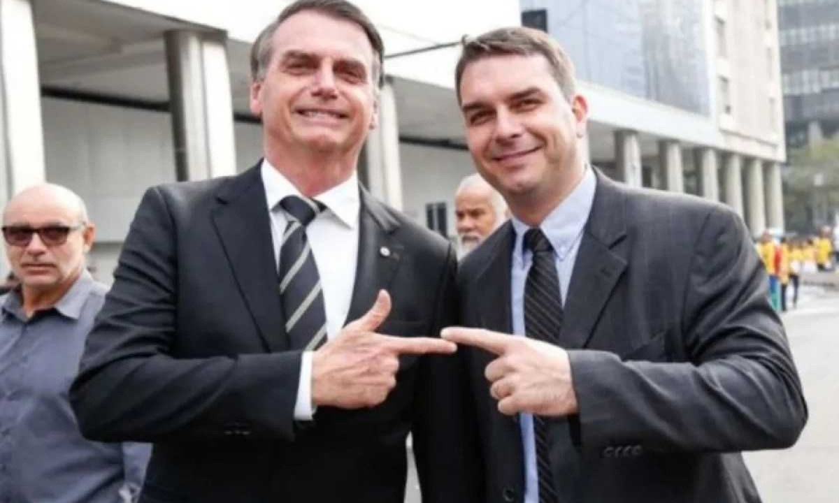 Jair Bolsonaro (PL) e Flávio Bolsonaro (PL) -  (crédito: REDES SOCIAIS/REPRODUÇÃO)