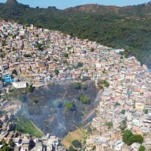 BH: bombeiros combatem incêndio em área verde no Aglomerado da Serra - @estev4m/Esp. EM