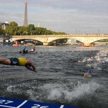 Nadar no Sena, um sonho antigo e caro que está perto de virar realidade - JULIEN DE ROSA/AFP