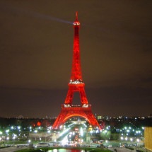 Torre Eiffel foi iluminada de vermelho após eleições na França em 2024? - Zedwarf/Flickr