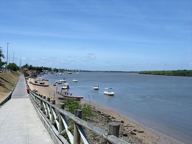 Aracaju fica no leste do Sergipe e &eacute; cortada por rios, como o Sergipe e o Poxim.  A cidade ocupa uma &aacute;rea de 181 km&sup2; e tem cerca de 680 mil habitantes. O nome tem origem no Tupi: arakaiu, cajueiro das araras. 