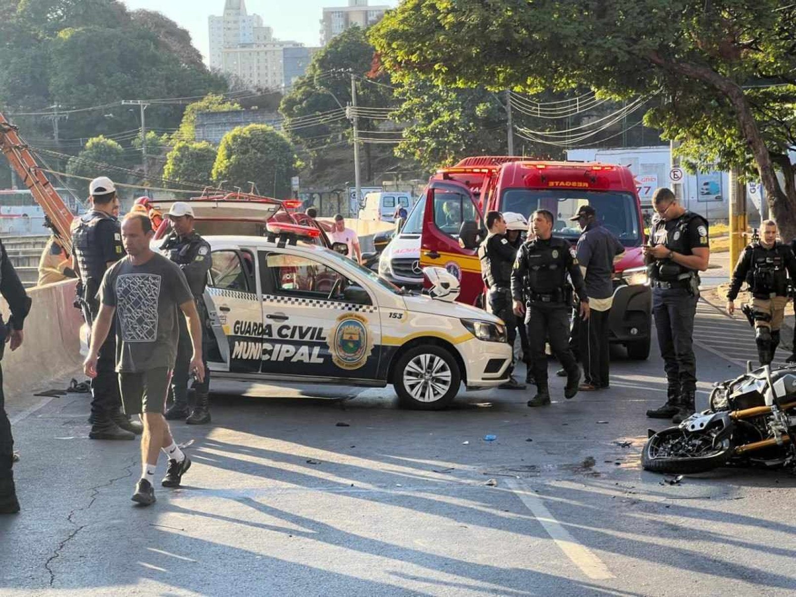 BH: acidente de moto provoca queda de guarda municipal no leito do Arrudas