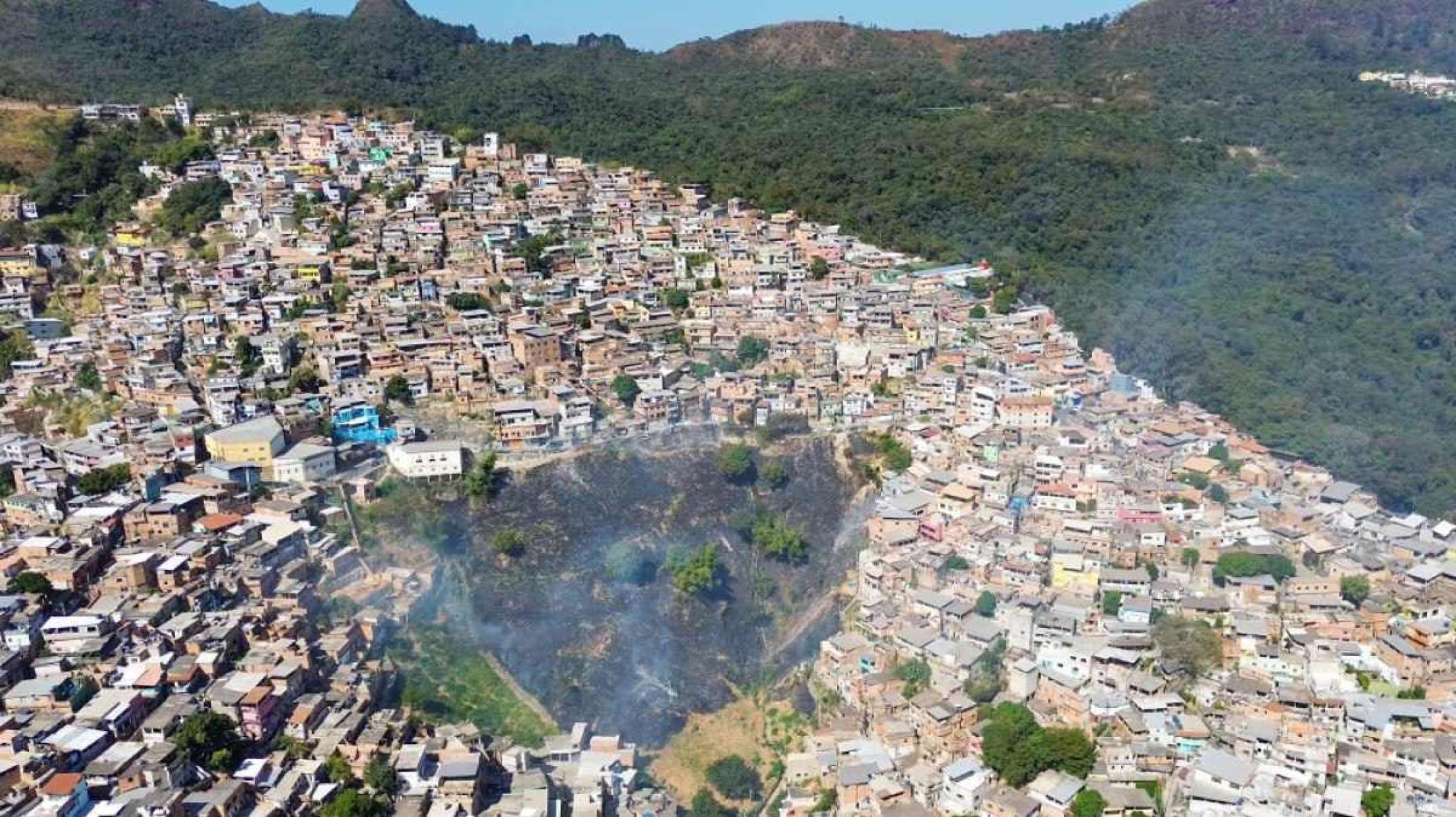 BH: bombeiros combatem incêndio em área verde no Aglomerado da Serra