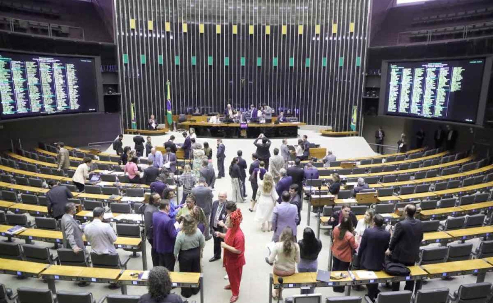 Câmara aprova PEC da Anistia aos partidos e reduz recursos para negros