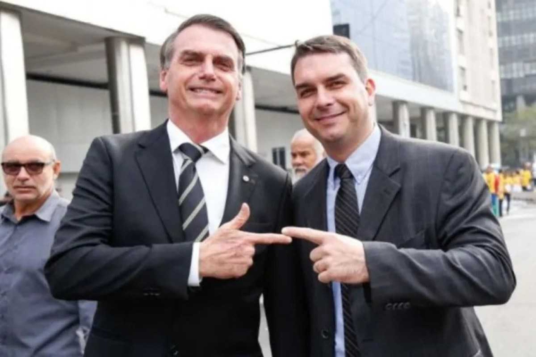 Bolsonaro e Ramagem discutem uso da Abin para proteger Flávio em áudio