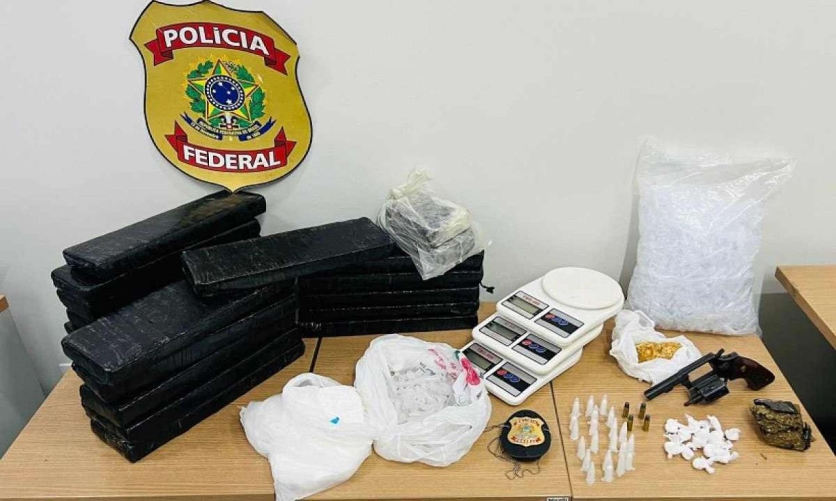 Droga e material apreendido em carro e na casa de traficante -  (crédito: PF)