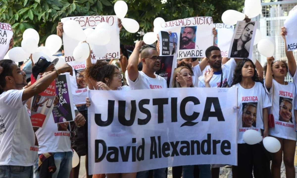 Com cartazes de pedido por justiça o ato pede que o principal suspeito do homicídio, o policial penal William Lopes dos Santos, de 43 anos, seja preso -  (crédito: Gladyston Rondrigues / EM / D.A Press)