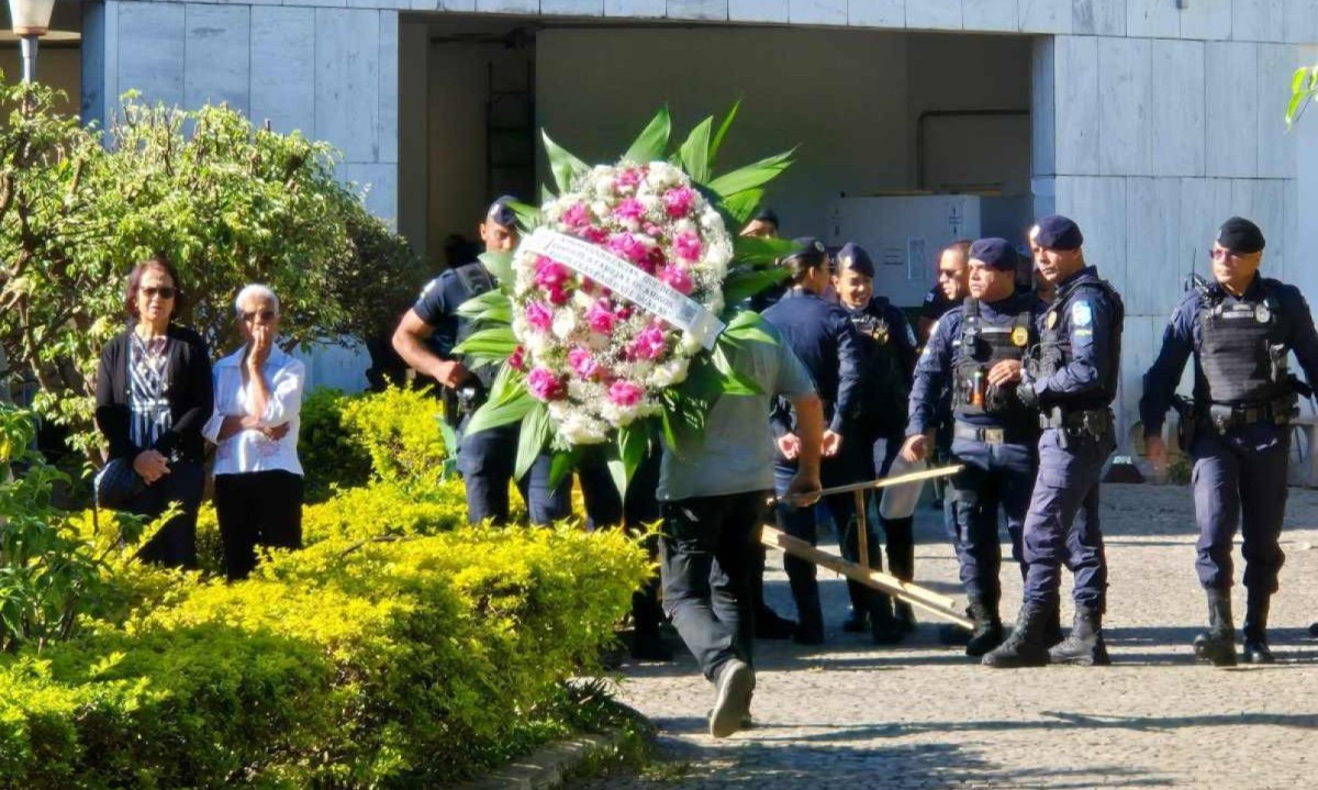 Amigos e colegas prestam homenagens à Stephanie Regina Santos Quintão, morta em acidente na Avenida dos Andradas -  (crédito: Jair Amaral/E.M./D.A. Press)