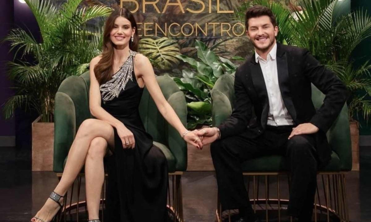 Camila Queiroz e Klebber Toledo são os apresentadores de Casamento às Cegas, da Netflix -  (crédito: Netflix/ Divulgação)