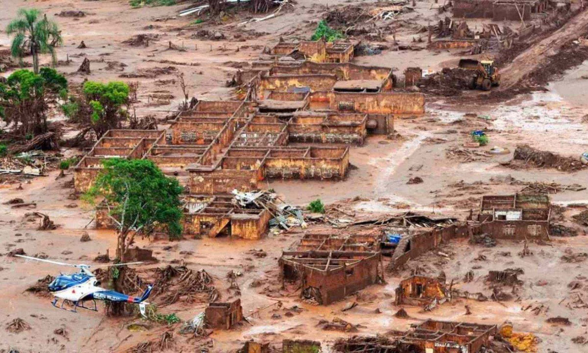 Na tragédia, o rompimento de uma barragem da Samarco liberou uma avalanche de rejeitos causando 19 mortes e gerando impactos para populações de dezenas de cidades ao longo da bacia do Rio Doce -  (crédito: Antônio Cruz/Agência Brasil)