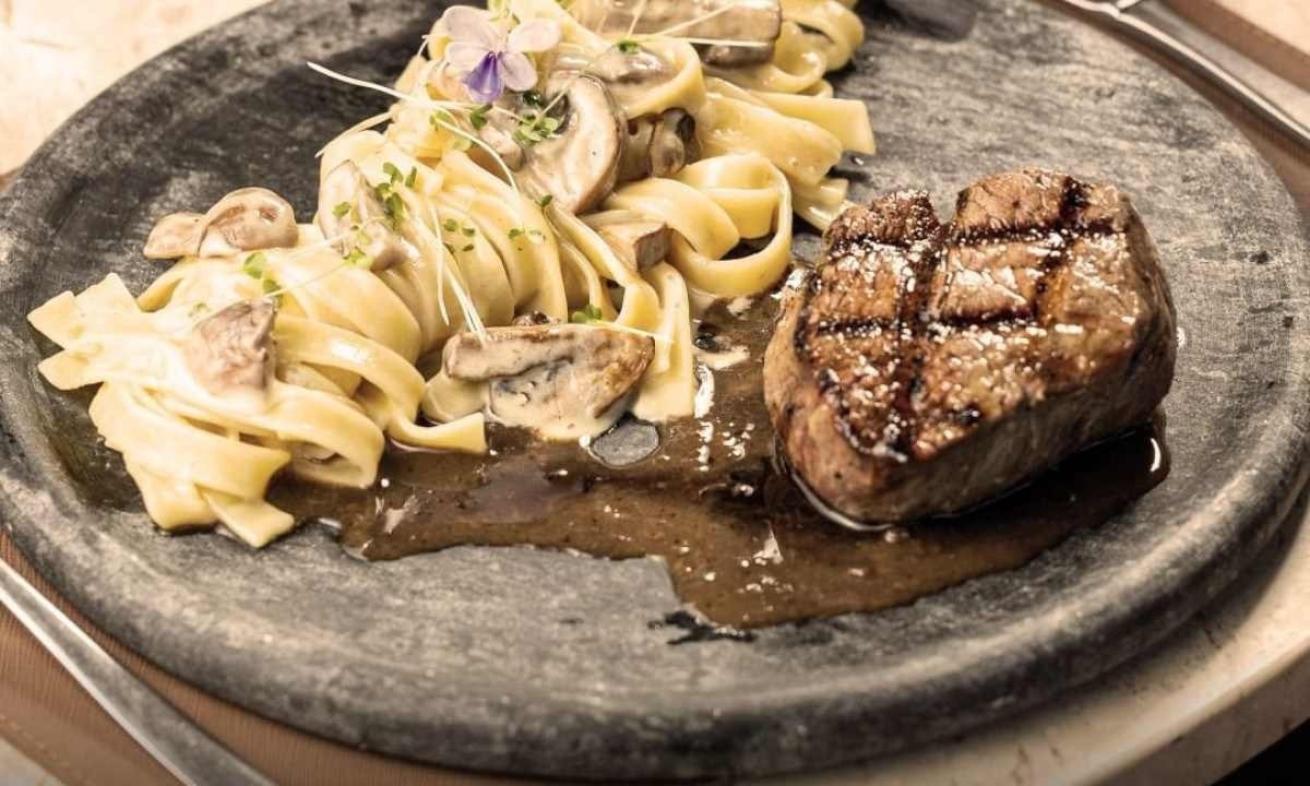 Steak Ancho com fettuccine, cogumelos e manteiga trufada do Vila Chalezinho -  (crédito: Instagram/Reprodução)