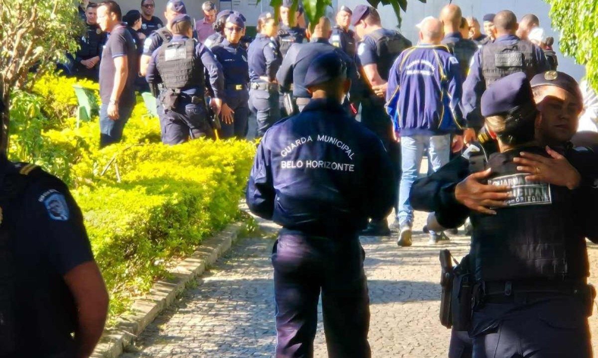 Guardas municipais lotam vel&oacute;rio de agente que morreu ao cair no Arrudas -  (crédito: Jair Amaral/E.M./D.A. Press)