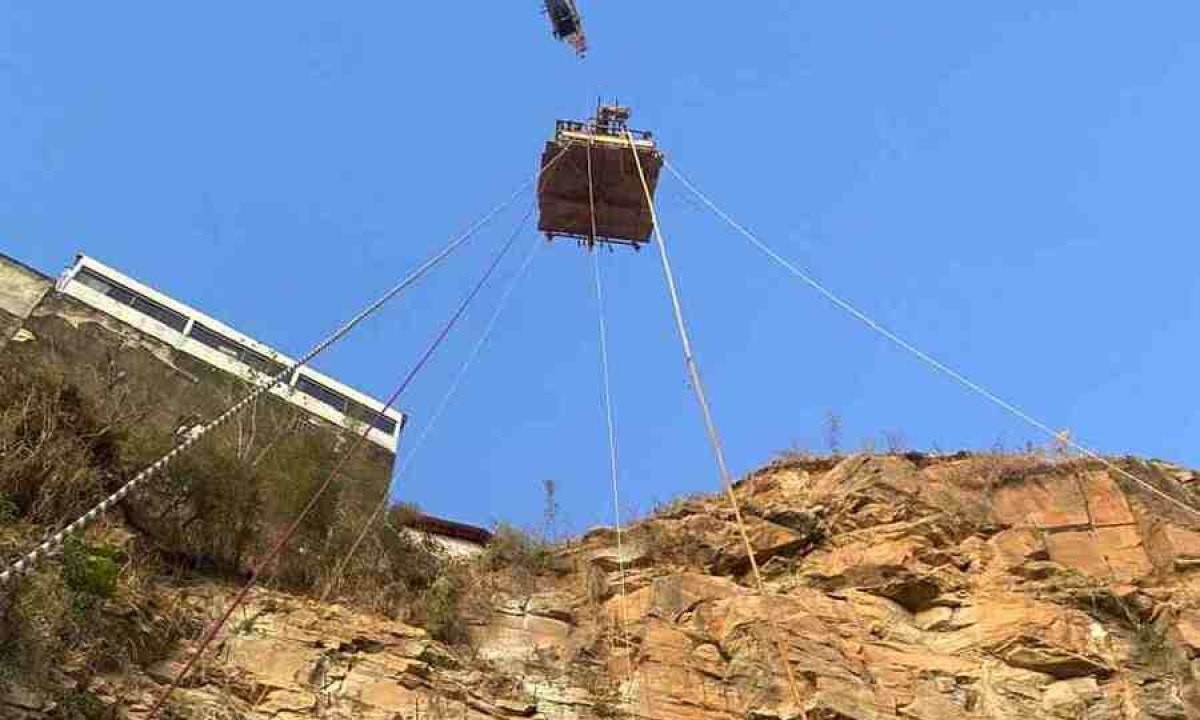 Bombeiros socorrem dois operários que estão presos em guindaste de obras
 -  (crédito: CBMMG)