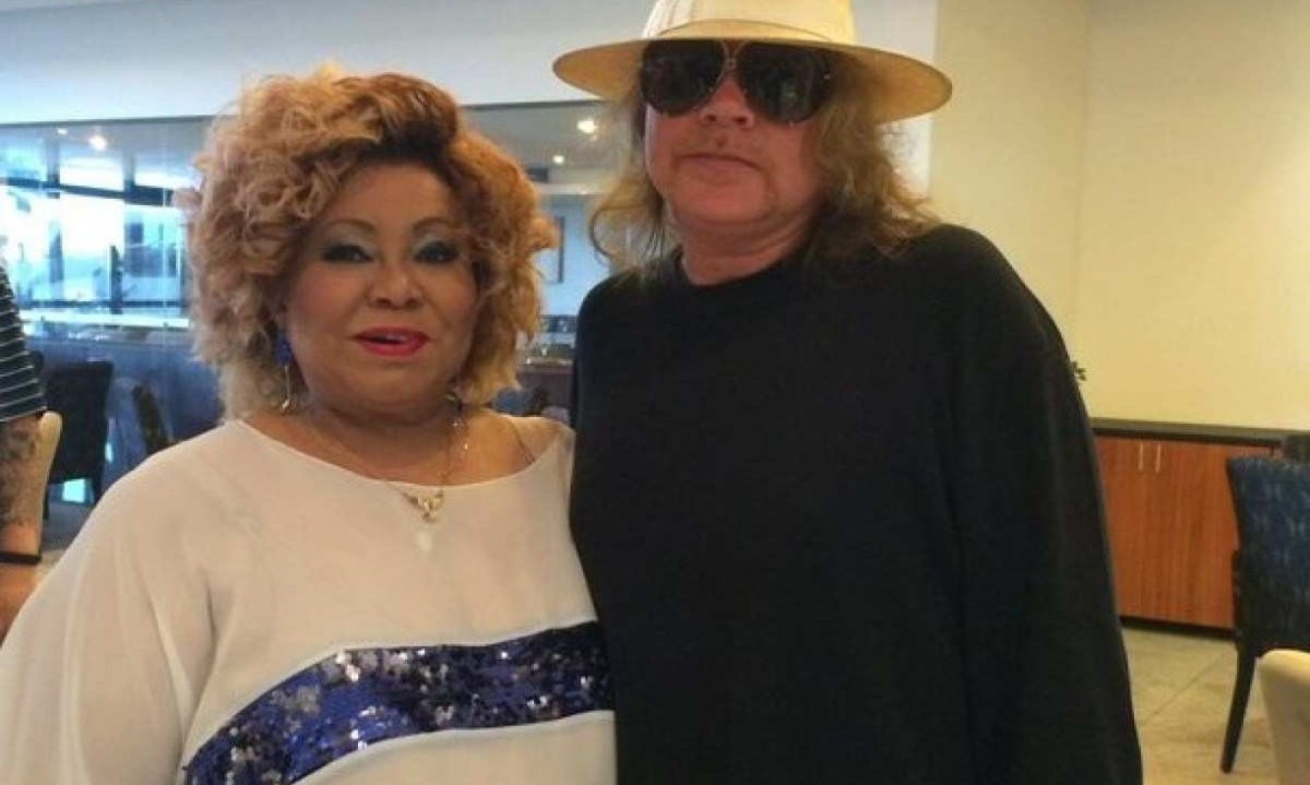 Alcione e Axl Rose: tietagem recíproca no aeroporto do Recife, em 2014  -  (crédito: Internet/reprodução)