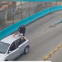 Motociclista cai sentado em cima de carro após batida; veja vídeo - Reprodução