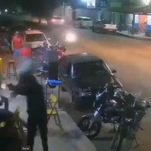 Vídeo: dois homens que estavam em bar são executados a tiros em Minas - Câmera de monitoramento/Reprodução