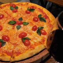 Harmonização de pizza e vinho dá um toque gastronômico à refeição comum - Rodrigo Clemente/divulgação