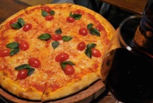 Harmonização de pizza e vinho dá um toque gastronômico à refeição comum