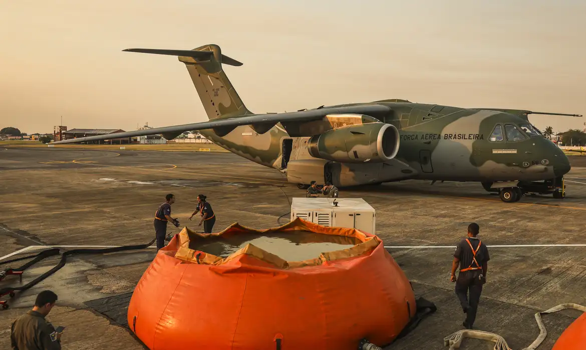 FAB lança 336 mil litros de água para combater incêndios no Pantanal -  (crédito: EBC)