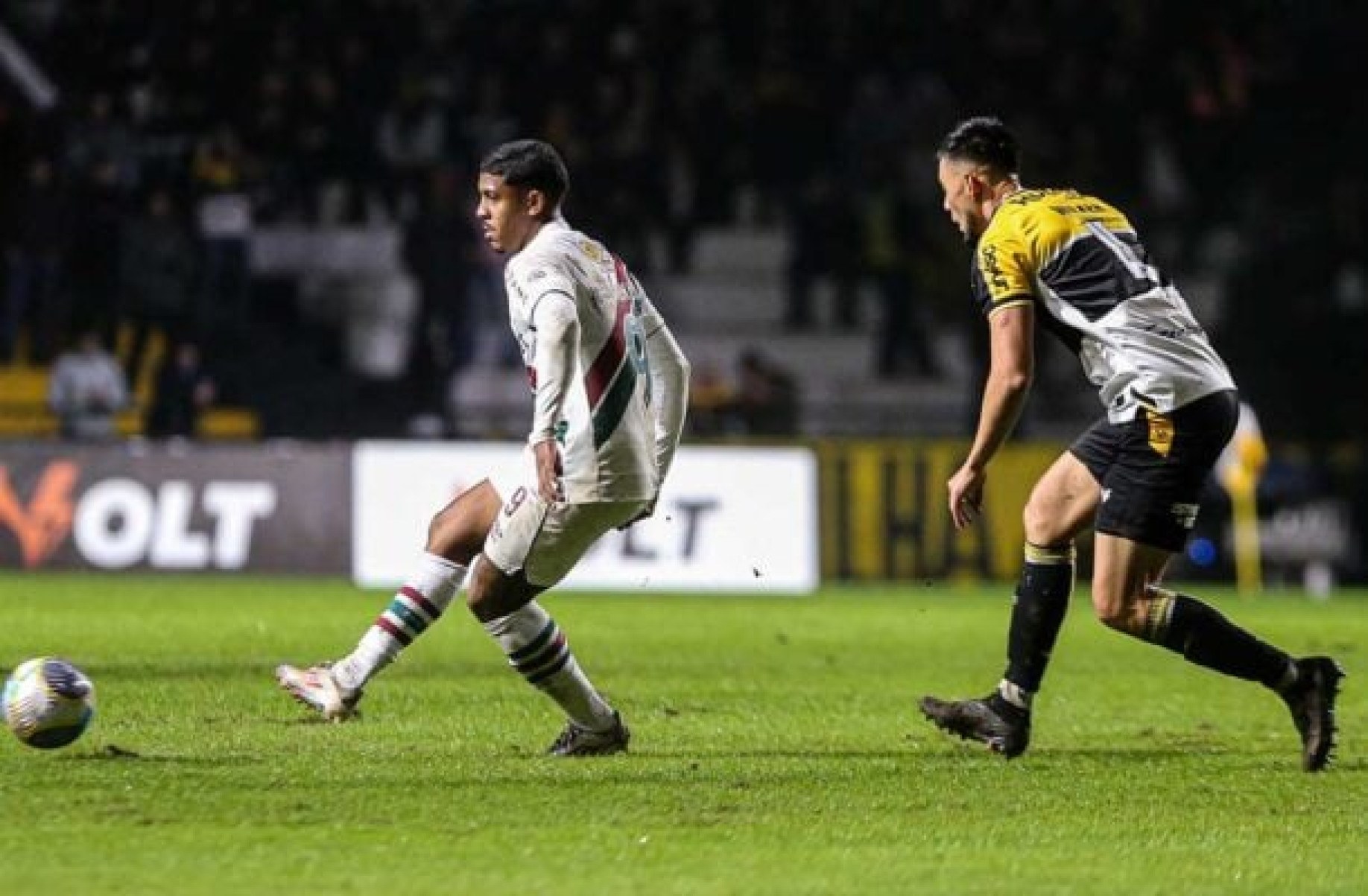 Em baixa na temporada, John Kennedy completa 100 jogos pelo Fluminense