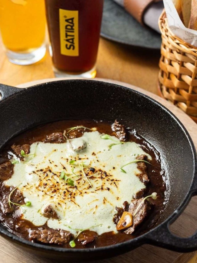 O Filé Mignon ao Creme de Gorgonzola, com cubos de Filé de Angus grelhados ao molho Rotí de vinho tinto do Sátira Bar