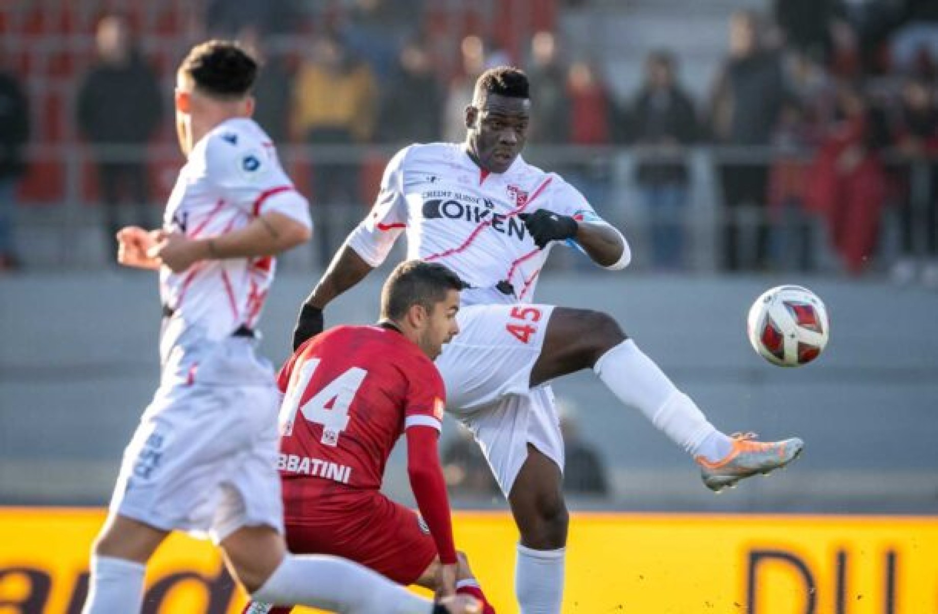 Torcida do Corinthians cria campanha por Balotelli