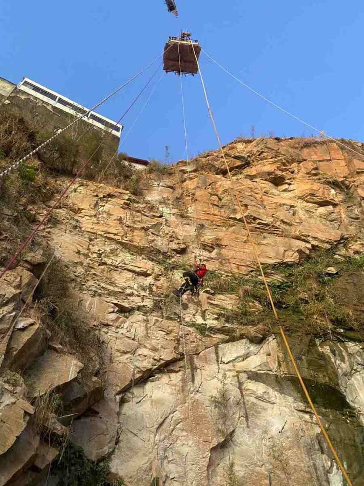 BH: operários ficam presos em guindaste a 40 metros de altura