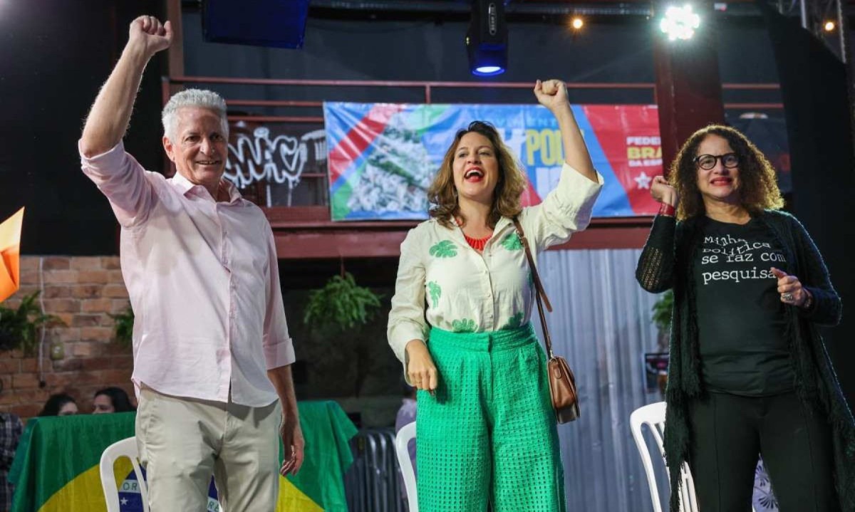 De preto, a ministra Luciana Santos -  (crédito: Mariana Bastani/ divulgação)