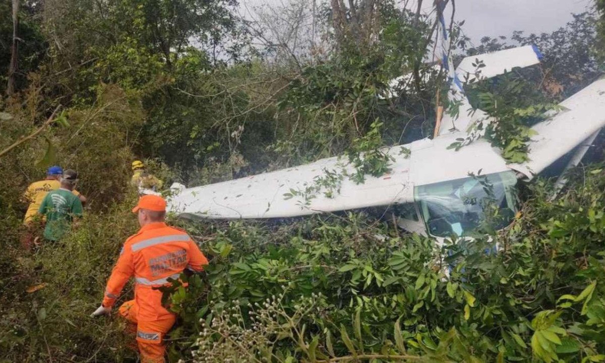 Avião monomotor que caiu em Muriaé era tripulado por duas pessoas que tiveram ferimentos leves -  (crédito: CBMMG / Divulgação )