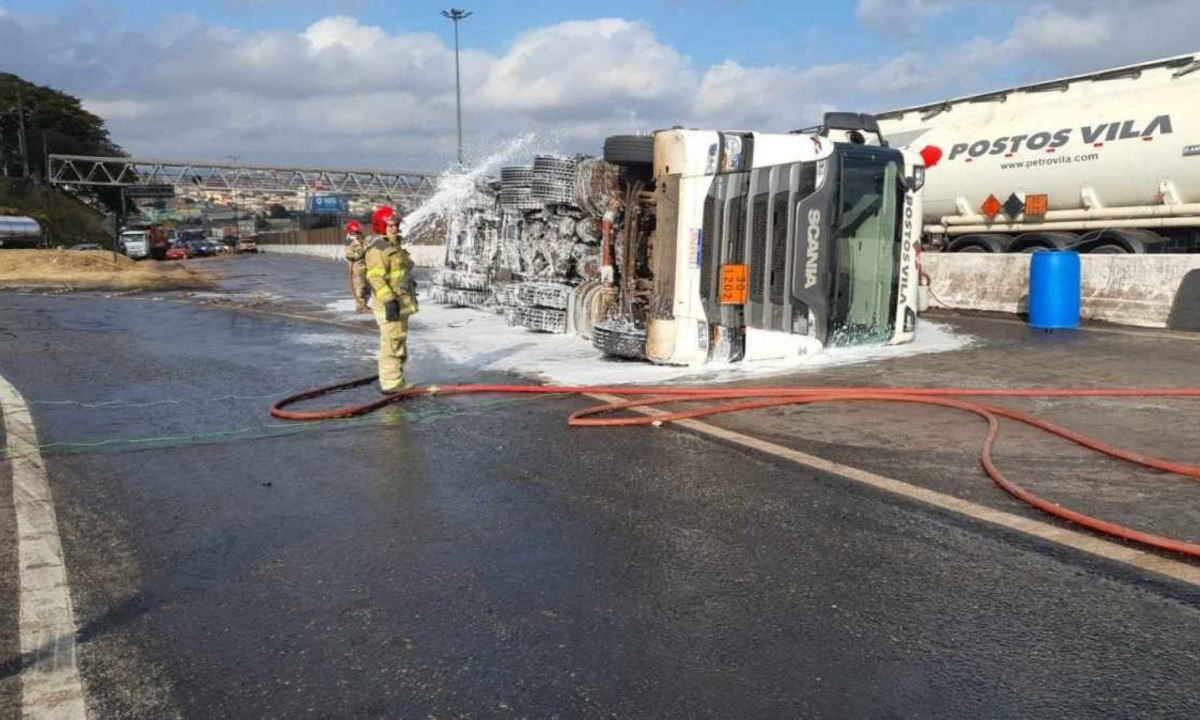 carreta transportava 46 mil litros de óleo diesel, sendo que, ao menos, 20 mil litros do combustível vazaram nas duas pistas do Anel Rodoviário -  (crédito: CBMMG / Divulgação)