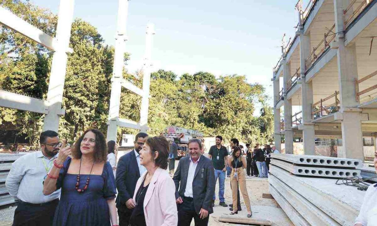 Luciana Santos (E), durante visita às obras do CNVacinas, que será o primeiro complexo brasileiro capaz de executar todas as etapas do desenvolvimento de imunizantes -  (crédito: Alexandre Guzanshe/EM/D.A Press)