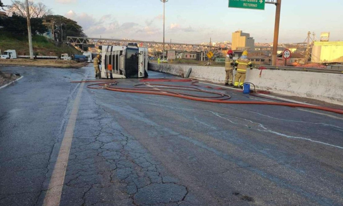 Carreta tombou no Anel Rodoviário, na Grande BH -  (crédito: CBMMG/Divulgação)