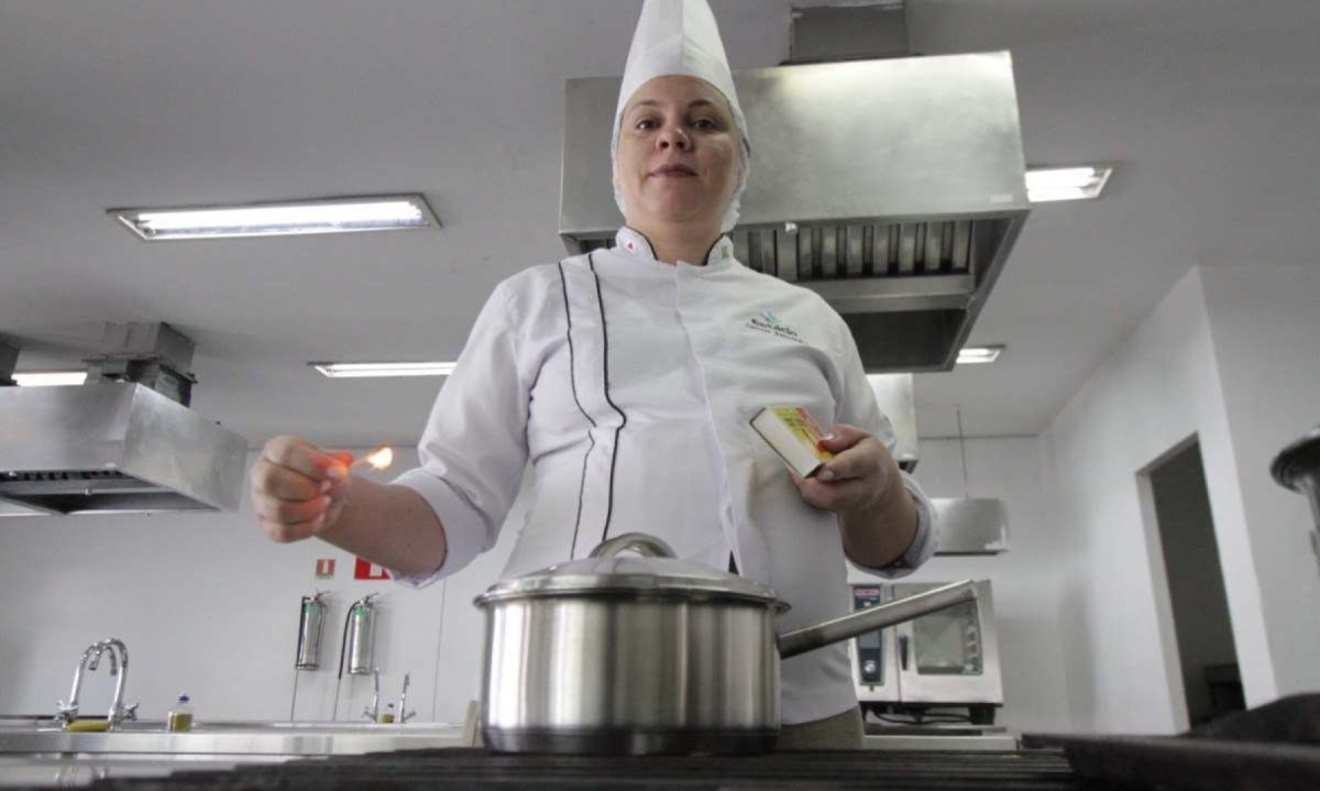 Na Estácio BH, como explica a coordenadora Larissa Fernandes, as aulas práticas começam já no primeiro período para que o aluno se familiarize com o ambiente profissional -  (crédito: Edésio Ferreira/EM/D.A Press)