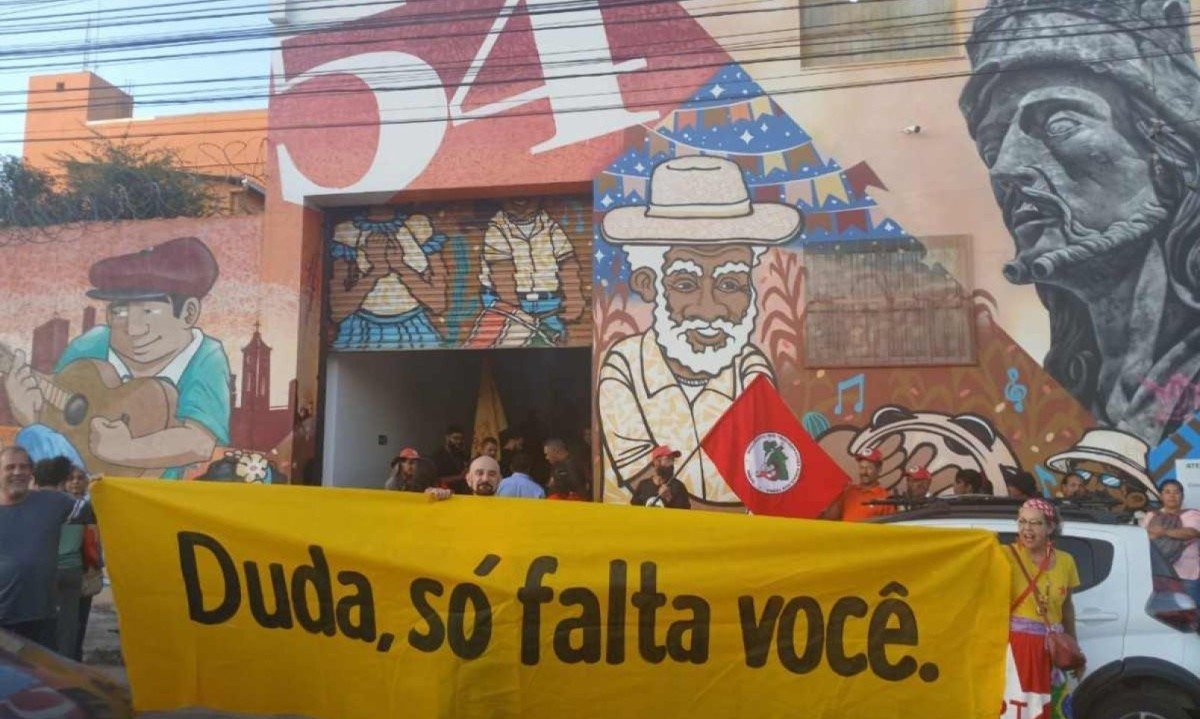 Faixa estendida na galpão onde será realizado o ato "Unifica, Beagá, na tarde deste sábado (13/07)  -  (crédito: Alessanda Mello/EM/D.A Prees)