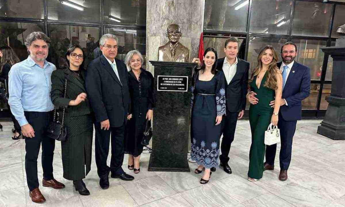 Pedro, Cristiane, Marcelo, Vânia e Carolina Leonardo com Nelson Nogueira, Lara e Sérgio Leonardo na inauguração do busto de Jair Leonardo Lopes na Faculdade de Direito da UFMG -  (crédito: Acervo pessoal)