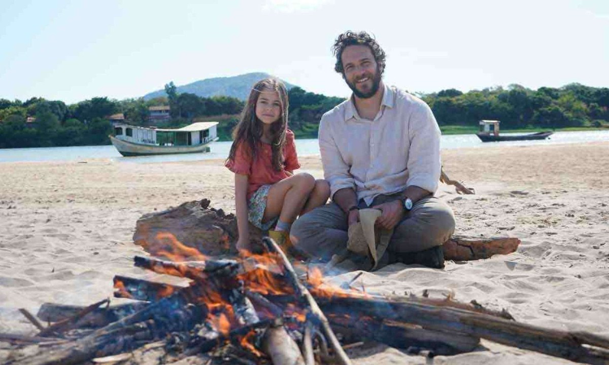 Mel Summers (Anna) e Elam Lima (Paulo) gravaram às margens do Rio São Francisco, 
no Norte de Minas, onde começa a trama que gira em torno do médico e da filha -  (crédito: SBT/Divulgação)