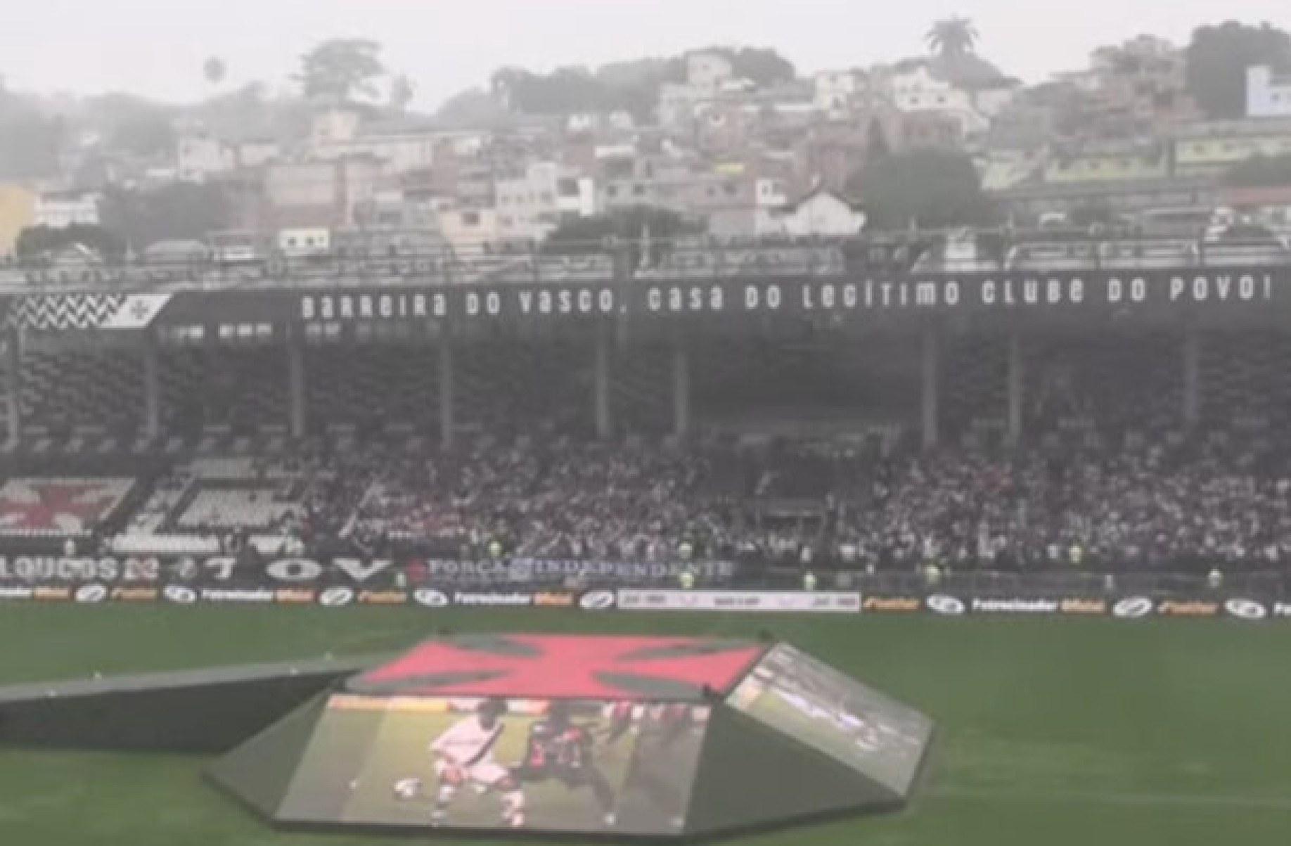 ‘Barreira vira baile’ na apresentação de Coutinho no Vasco