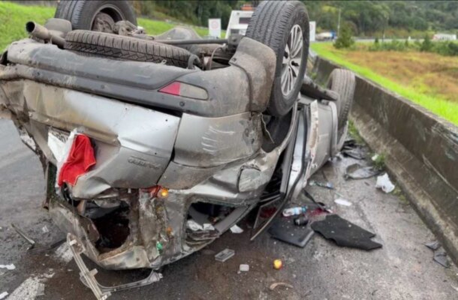 Dunga capota com o carro em estrada no Paraná. Veja imagens