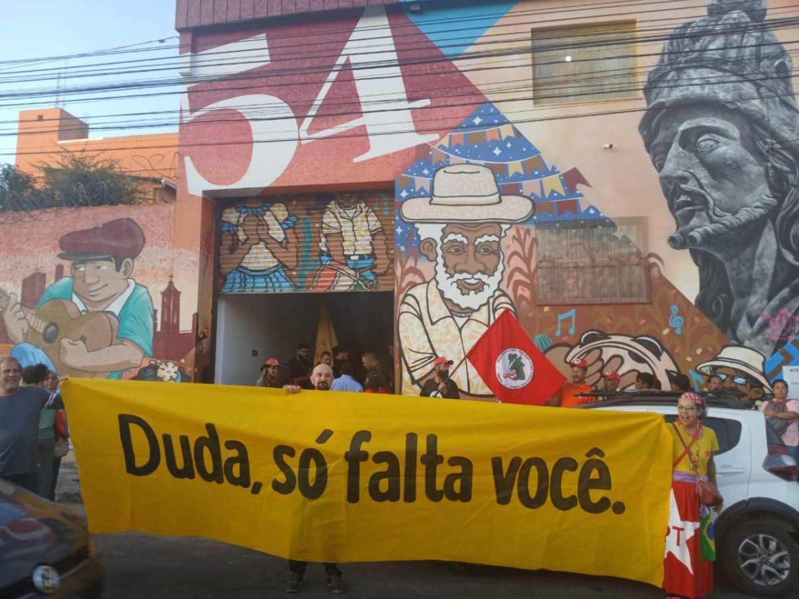 'Duda, só falta você', diz faixa feita por militantes de esquerda