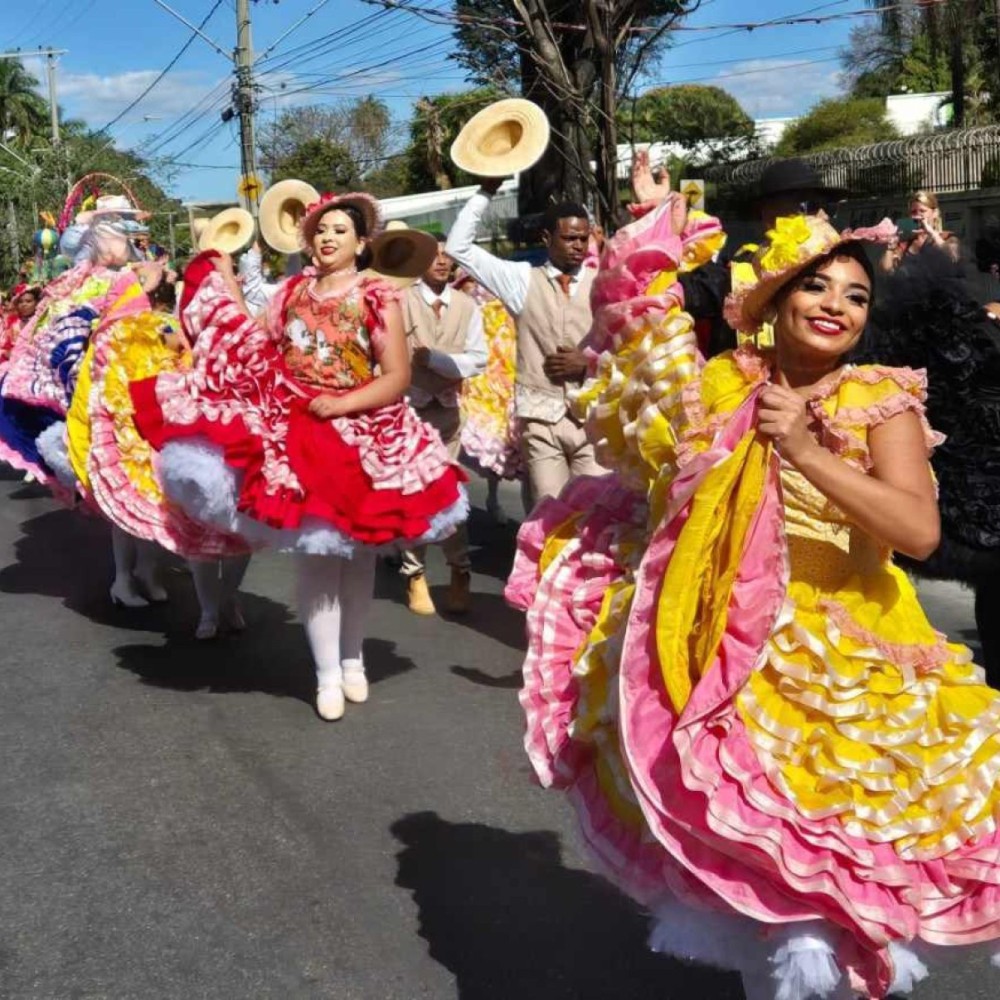 Cortejo junino leva alegria e cores para a Pampulha, em BH - Estado de Minas