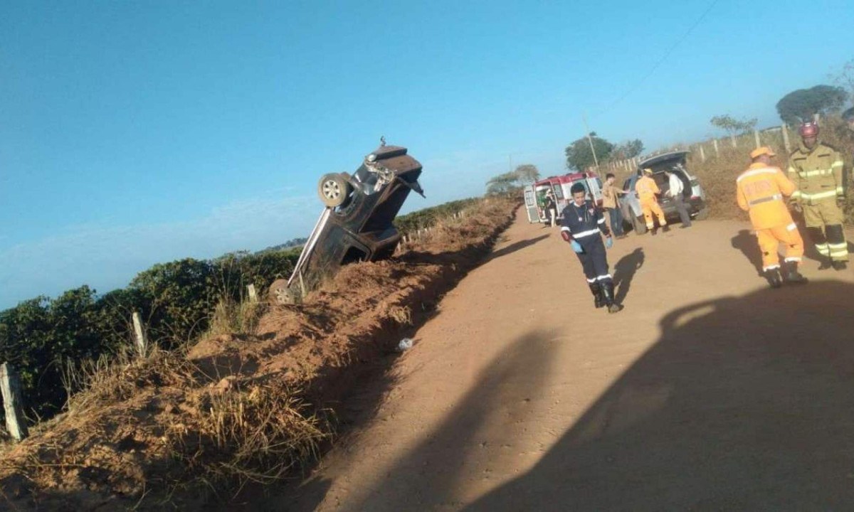 Condutor de caminhonete que capotou em Varginha teria fugido do local do acidente -  (crédito: CBMMG / Divulgação)