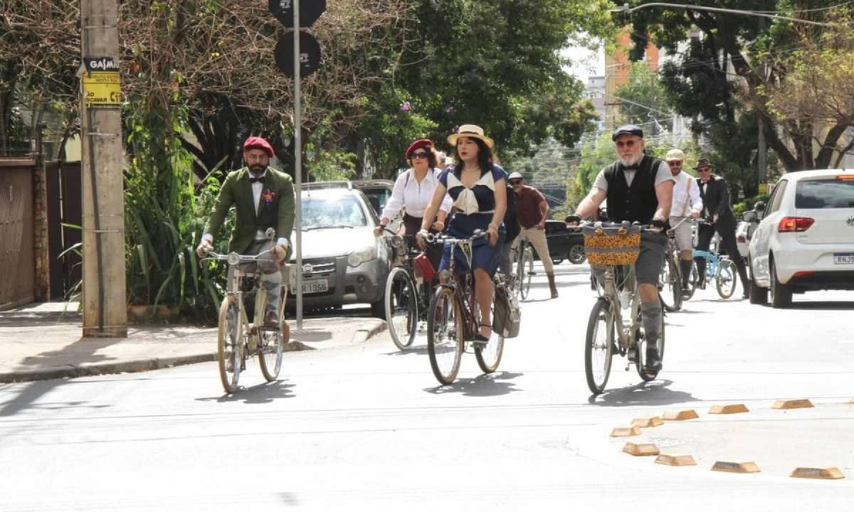 Grupo Teed Ride reuniu cerca de 80 amantes da moda vintage no bairro FuncionÃ¡rios -  (crédito: Jair Amaral/EM/D.A. Press)
