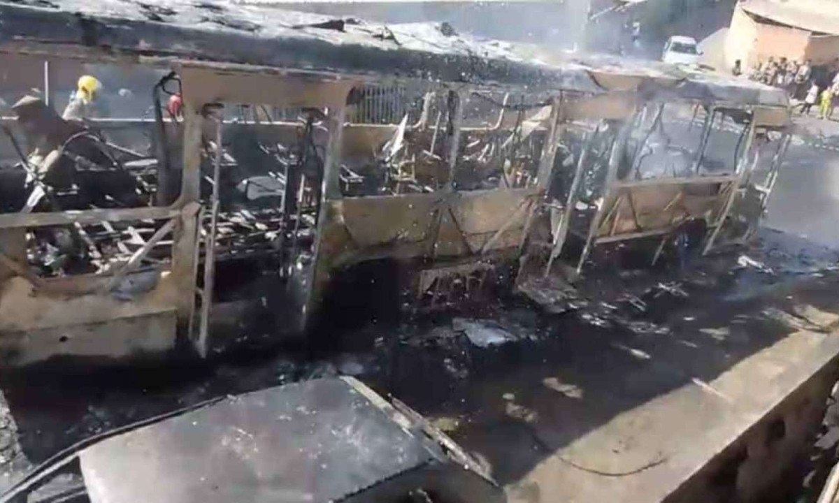 Suspeita é que ao menos oito homens participaram de ataque a ônibus em Santa Luzia, na Grande BH -  (crédito: PMMG/Vídeo reprodução)