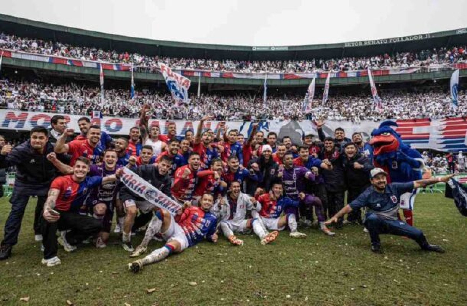 Emoção toma conta do Couto Pereira com o acesso do Paraná Clube