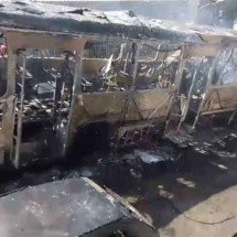 Vídeo: homens encapuzados colocam fogo em ônibus em Santa Luzia - PMMG/Vídeo reprodução