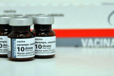 Tríplice Viral: Outra vacina importante é a tríplice viral. Administrada aos 15 meses de idade, com uma só dose, ela está no Brasil desde os anos 90 e protege contra sarampo, caxumba e rubéola, que podem matar em casos raros.  -  (crédito: Divulgação/Bio-Manguinhos)