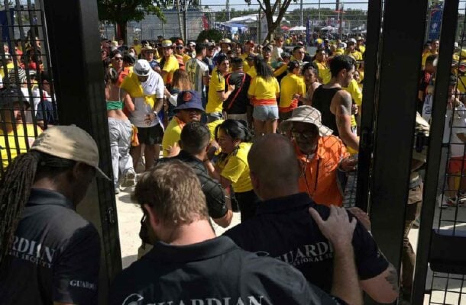 Caos na entrada atrasa início de Argentina e Colômbia